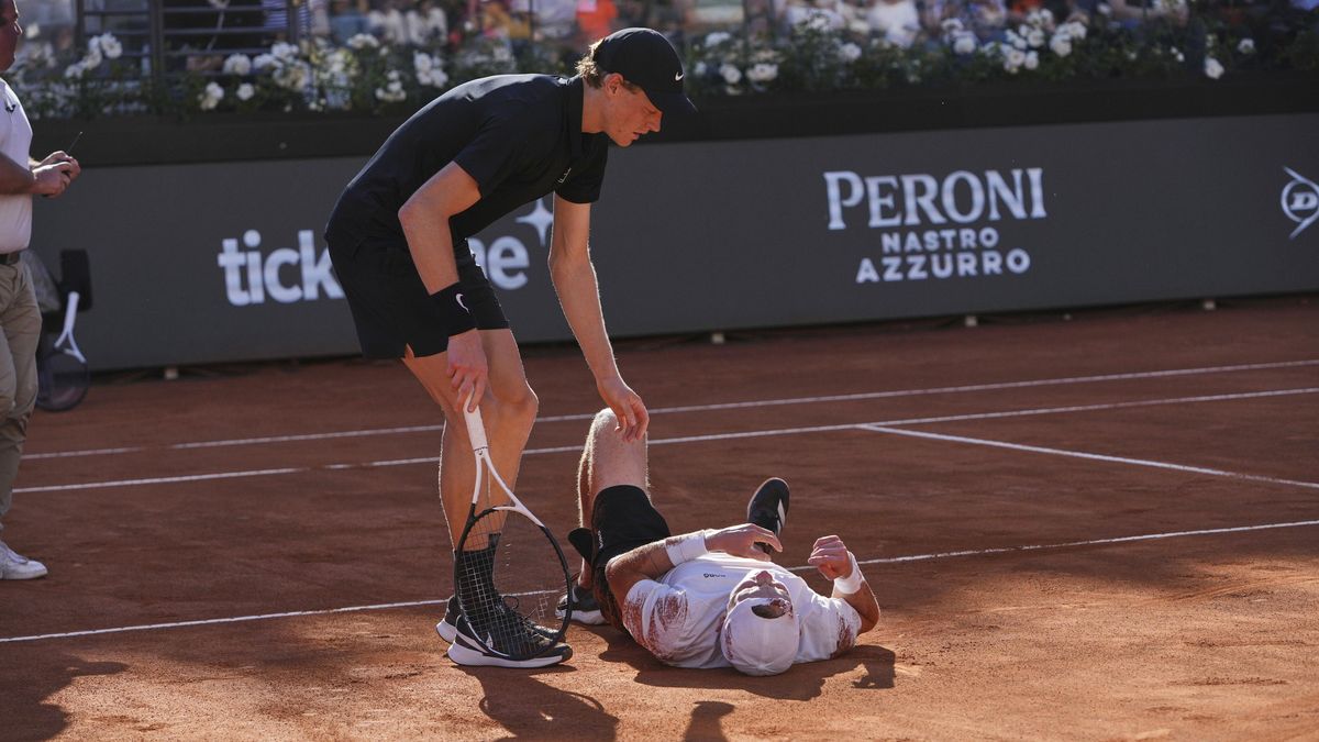 Sinner se blýskl gentlemanským gestem. Soupeři přispěchal na pomoc a ještě mu očistil raketu